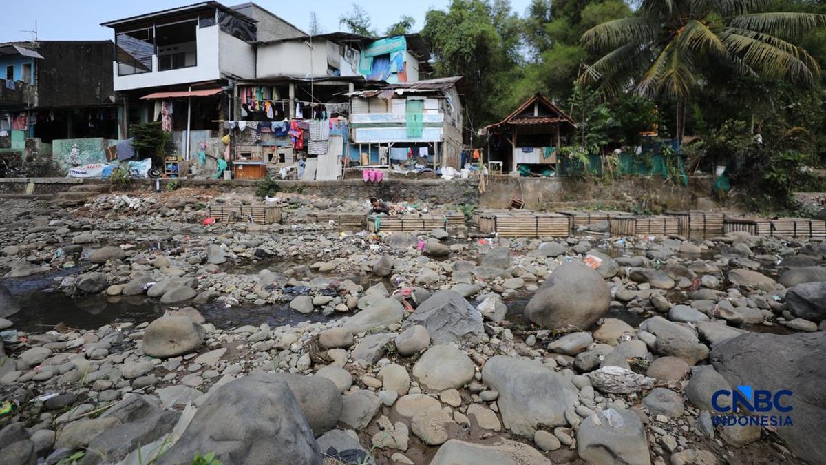 Penampakan Air Sungai Ciliwung Hilang Misterius, Berubah Bak Daratan