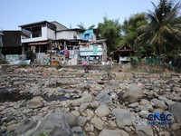 Penampakan Air Sungai Ciliwung Hilang Misterius, Berubah Bak Daratan