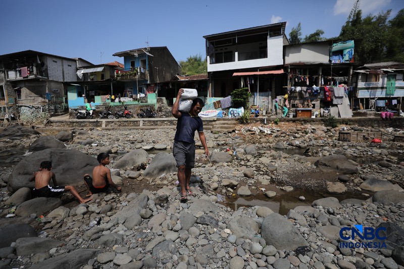 Debit air Sungai Ciliwung di wilayah Kelurahan Babakan Pasar, Kota Bogor, Jawa Barat, Selasa (21/7/2026) mengalami penyusutan seiring berkurangnya intensitas hujan pada musim kemarau. (CNBC Indonesia/Tri Susilo)