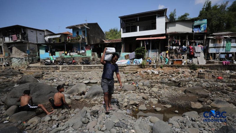Debit air Sungai Ciliwung di wilayah Kelurahan Babakan Pasar, Kota Bogor, Jawa Barat, Selasa (21/7/2026) mengalami penyusutan seiring berkurangnya intensitas hujan pada musim kemarau. (CNBC Indonesia/Tri Susilo)