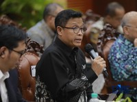Direktur Jenderal Pajak, Bimo Wijayanto saat menyampaikan pemaparan dalam konferensi pers APBN KiTa Edisi Juli 2026 di kantor pusat Kementerian Keuangan, Jakarta Pusat, Selasa (21/7/2026). (CNBC Indonesia/Muhammad Sabki)