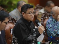 Direktur Jenderal Pajak, Bimo Wijayanto saat menyampaikan pemaparan dalam konferensi pers APBN KiTa Edisi Juli 2026 di kantor pusat Kementerian Keuangan, Jakarta Pusat, Selasa (21/7/2026). (CNBC Indonesia/Muhammad Sabki)