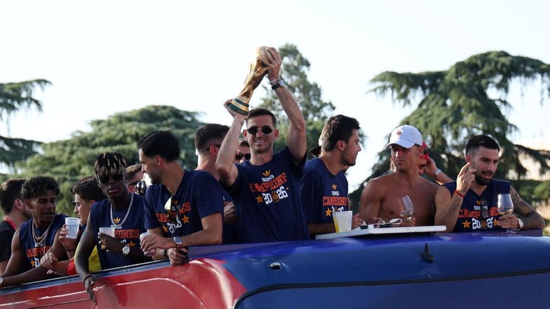 Fabian Ruiz mengangkat trofi Piala Dunia FIFA 2026 saat mengikuti parade kemenangan tim nasional Spanyol di Madrid, Senin (20/7/2026).