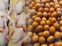 Foto kolase daging ayam dan telur. (CNBC Indonesia)
