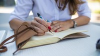 Capek Overthinking Sendirian? Coba Tuangkan Lewat Ritual Journaling Harian