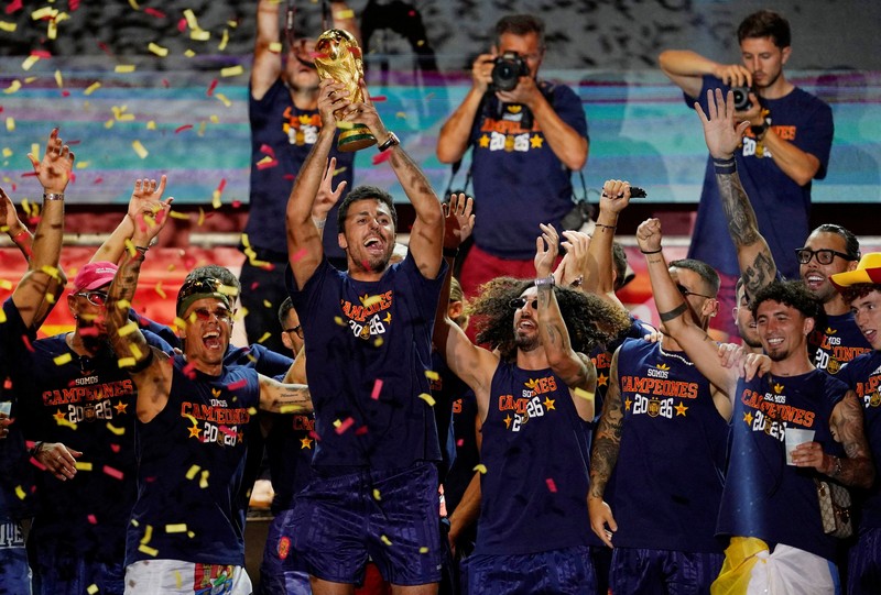 Ribuan suporter Spanyol memadati Plaza de Cibeles di Madrid untuk merayakan keberhasilan tim nasional menjuarai Piala Dunia FIFA 2026 dalam parade kemenangan, Senin (20/7/2026). (REUTERS/Nacho Doce)