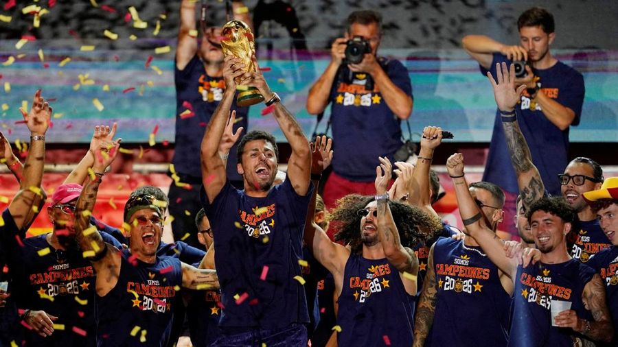 Kapten Spanyol Rodri mengangkat trofi Piala Dunia bersama rekan-rekannya di atas panggung Plaza de Cibeles, Madrid, usai parade kemenangan, saat ribuan suporter merayakan keberhasilan Spanyol menjuarai Piala Dunia FIFA 2026, Senin (20/7/2026).