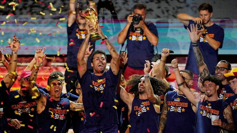 Kapten Spanyol Rodri mengangkat trofi Piala Dunia bersama rekan-rekannya di atas panggung Plaza de Cibeles, Madrid, usai parade kemenangan, saat ribuan suporter merayakan keberhasilan Spanyol menjuarai Piala Dunia FIFA 2026, Senin (20/7/2026).
