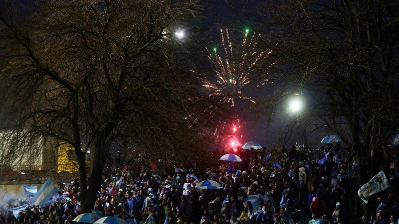 Kembang api menyala saat suporter Argentina berkumpul di Buenos Aires setelah tim nasional mereka kalah dari Spanyol pada final Piala Dunia FIFA 2026, Senin (20/7/2026).