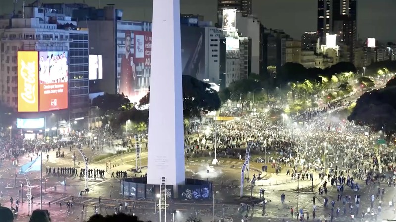 Kerumunan pendukung Argentina yang berkumpul di kawasan Obelisk, Buenos Aires, untuk menyaksikan final Piala Dunia 2026 berubah ricuh pada Minggu (19/7/2026) waktu setempat setelah tim berjuluk Albiceleste kalah 0-1 dari Spanyol. (Tangkapan Layar Vid