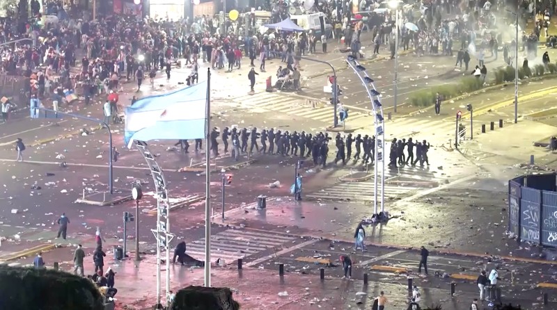 Kerumunan pendukung Argentina yang berkumpul di kawasan Obelisk, Buenos Aires, untuk menyaksikan final Piala Dunia 2026 berubah ricuh pada Minggu (19/7/2026) waktu setempat setelah tim berjuluk Albiceleste kalah 0-1 dari Spanyol. (Tangkapan Layar Video Reuters/)