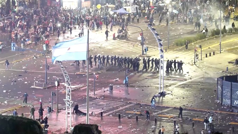Kerumunan pendukung Argentina yang berkumpul di kawasan Obelisk, Buenos Aires, untuk menyaksikan final Piala Dunia 2026 berubah ricuh pada Minggu (19/7/2026) waktu setempat setelah tim berjuluk Albiceleste kalah 0-1 dari Spanyol.