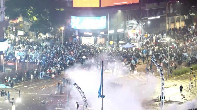 Kerumunan pendukung Argentina yang berkumpul di kawasan Obelisk, Buenos Aires, untuk menyaksikan final Piala Dunia 2026 berubah ricuh pada Minggu (19/7/2026) waktu setempat setelah tim berjuluk Albiceleste kalah 0-1 dari Spanyol. (Tangkapan Layar Video Reuters/)
