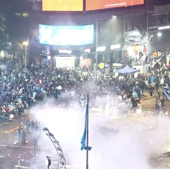 Kerumunan pendukung Argentina yang berkumpul di kawasan Obelisk, Buenos Aires, untuk menyaksikan final Piala Dunia 2026 berubah ricuh pada Minggu (19/7/2026) waktu setempat setelah tim berjuluk Albiceleste kalah 0-1 dari Spanyol. (Tangkapan Layar Vid