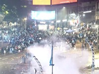 Kerumunan pendukung Argentina yang berkumpul di kawasan Obelisk, Buenos Aires, untuk menyaksikan final Piala Dunia 2026 berubah ricuh pada Minggu (19/7/2026) waktu setempat setelah tim berjuluk Albiceleste kalah 0-1 dari Spanyol. (Tangkapan Layar Vid