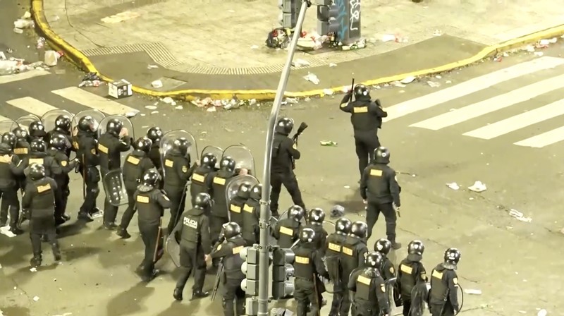 Kerumunan pendukung Argentina yang berkumpul di kawasan Obelisk, Buenos Aires, untuk menyaksikan final Piala Dunia 2026 berubah ricuh pada Minggu (19/7/2026) waktu setempat setelah tim berjuluk Albiceleste kalah 0-1 dari Spanyol. (Tangkapan Layar Video Reuters/)