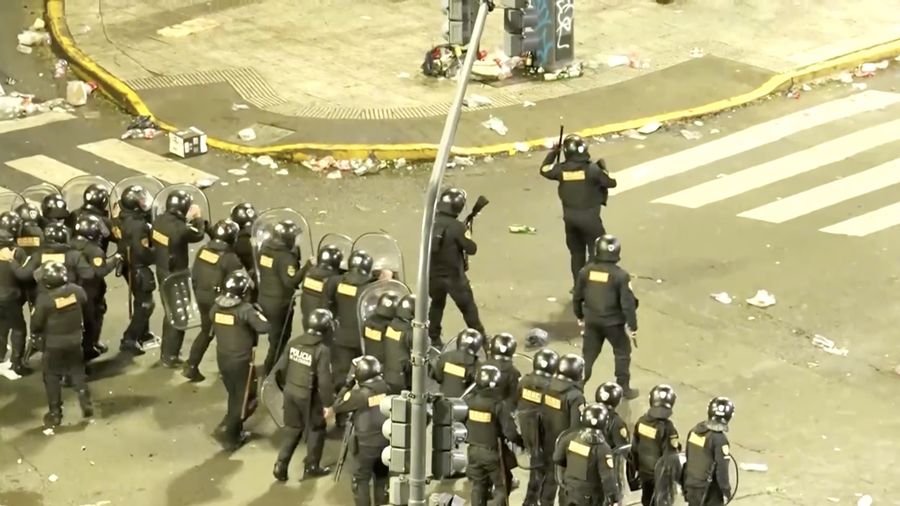 Kerumunan pendukung Argentina yang berkumpul di kawasan Obelisk, Buenos Aires, untuk menyaksikan final Piala Dunia 2026 berubah ricuh pada Minggu (19/7/2026) waktu setempat setelah tim berjuluk Albiceleste kalah 0-1 dari Spanyol.