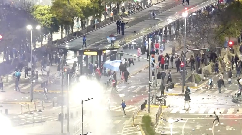 Kerumunan pendukung Argentina yang berkumpul di kawasan Obelisk, Buenos Aires, untuk menyaksikan final Piala Dunia 2026 berubah ricuh pada Minggu (19/7/2026) waktu setempat setelah tim berjuluk Albiceleste kalah 0-1 dari Spanyol. (Tangkapan Layar Video Reuters/)