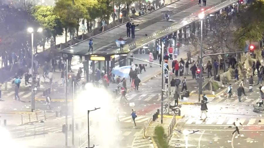 Kerumunan pendukung Argentina yang berkumpul di kawasan Obelisk, Buenos Aires, untuk menyaksikan final Piala Dunia 2026 berubah ricuh pada Minggu (19/7/2026) waktu setempat setelah tim berjuluk Albiceleste kalah 0-1 dari Spanyol.