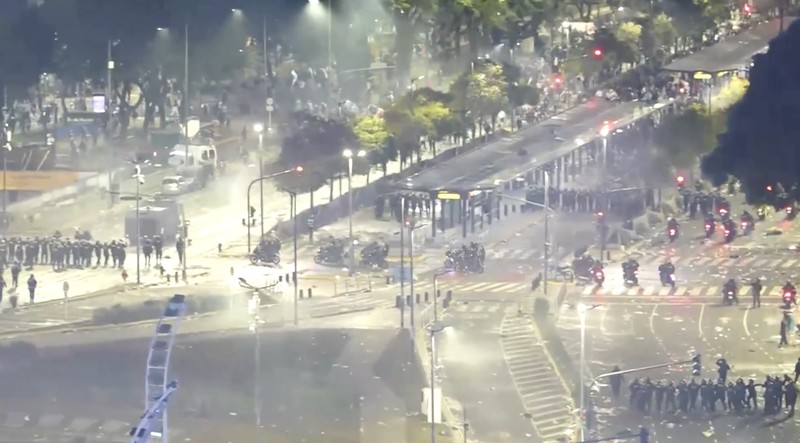 Kerumunan pendukung Argentina yang berkumpul di kawasan Obelisk, Buenos Aires, untuk menyaksikan final Piala Dunia 2026 berubah ricuh pada Minggu (19/7/2026) waktu setempat setelah tim berjuluk Albiceleste kalah 0-1 dari Spanyol. (Tangkapan Layar Video Reuters/)