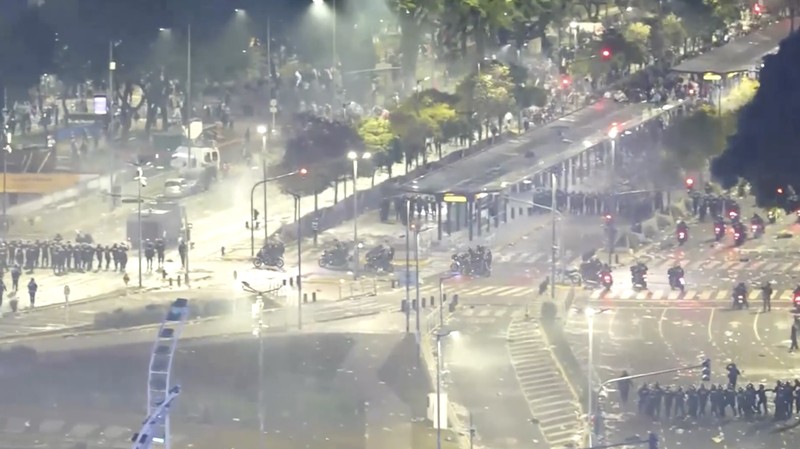 Kerumunan pendukung Argentina yang berkumpul di kawasan Obelisk, Buenos Aires, untuk menyaksikan final Piala Dunia 2026 berubah ricuh pada Minggu (19/7/2026) waktu setempat setelah tim berjuluk Albiceleste kalah 0-1 dari Spanyol.