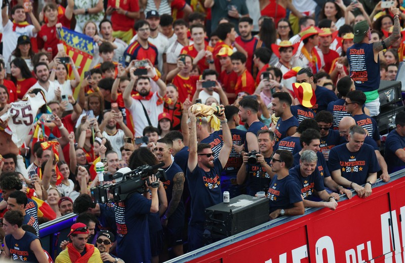 Ribuan suporter Spanyol memadati Plaza de Cibeles di Madrid untuk merayakan keberhasilan tim nasional menjuarai Piala Dunia FIFA 2026 dalam parade kemenangan, Senin (20/7/2026). (REUTERS/Nacho Doce)