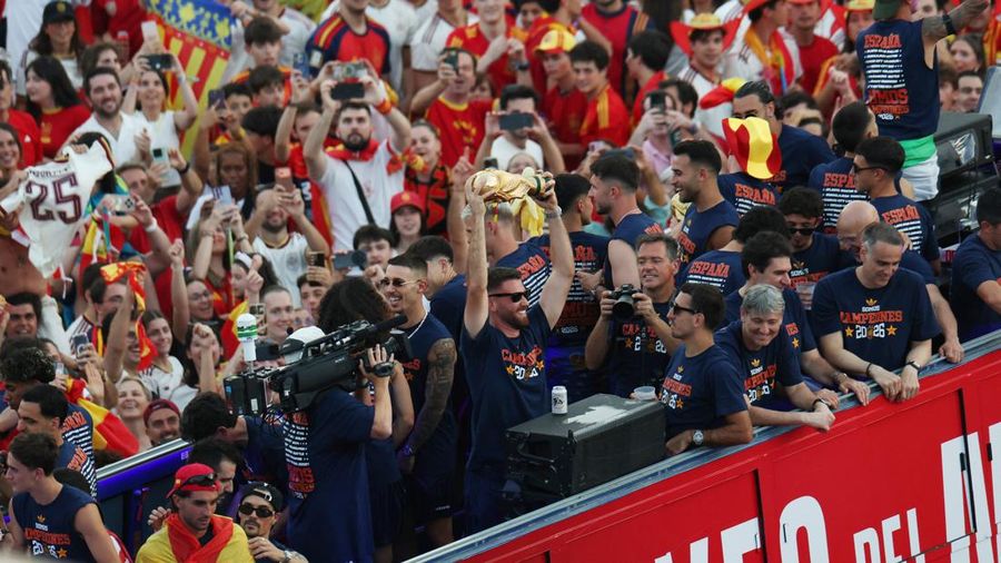 Kiper Spanyol Unai Simon bersama rekan-rekannya merayakan keberhasilan menjuarai Piala Dunia FIFA 2026 saat mengikuti parade kemenangan di Madrid, Spanyol, Senin (20/7/2026).