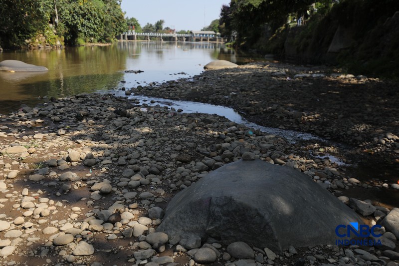 Kondisi debit air aliran sungai di Bendung Katulampa di Kecamatan Bogor Timur, Kota Bogor, Jawa Barat yang mengering akibat musim kemarau, Selasa (21/7/2026). (CNBC Indonesia/Tri Susilo)