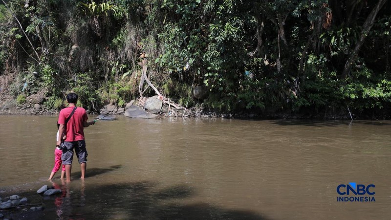 Kondisi debit air aliran sungai di Bendung Katulampa di Kecamatan Bogor Timur, Kota Bogor, Jawa Barat yang mengering akibat musim kemarau, Selasa (21/7/2026). (CNBC Indonesia/Tri Susilo)