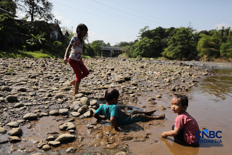 Kondisi debit air aliran sungai di Bendung Katulampa di Kecamatan Bogor Timur, Kota Bogor, Jawa Barat yang mengering akibat musim kemarau, Selasa (21/7/2026). (CNBC Indonesia/Tri Susilo)