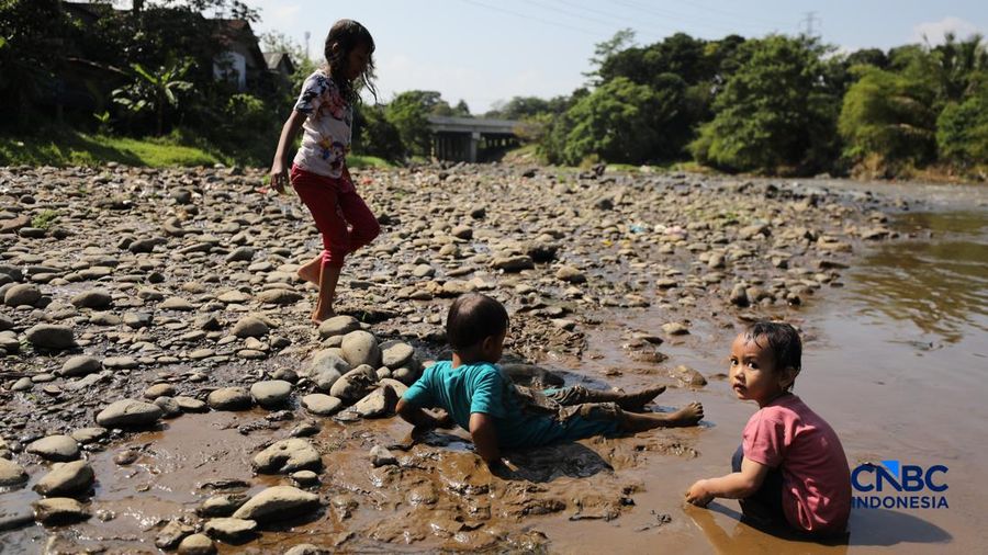 Kondisi debit air aliran sungai di Bendung Katulampa di Kecamatan Bogor Timur, Kota Bogor, Jawa Barat yang mengering akibat musim kemarau, Selasa (21/7/2026). (CNBC Indonesia/Tri Susilo)