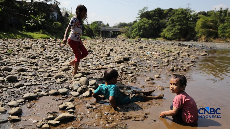 Kondisi debit air aliran sungai di Bendung Katulampa di Kecamatan Bogor Timur, Kota Bogor, Jawa Barat yang mengering akibat musim kemarau, Selasa (21/7/2026). (CNBC Indonesia/Tri Susilo)