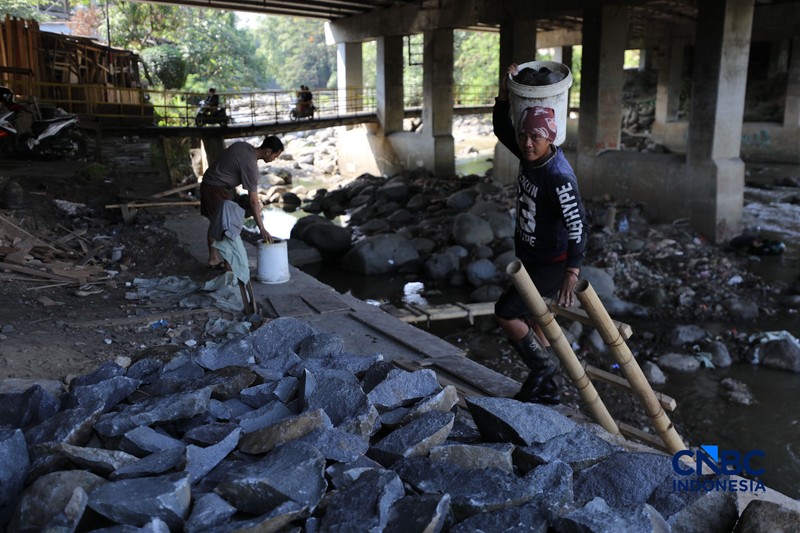 Kondisi debit air aliran sungai di Bendung Katulampa di Kecamatan Bogor Timur, Kota Bogor, Jawa Barat yang mengering akibat musim kemarau, Selasa (21/7/2026). (CNBC Indonesia/Tri Susilo)