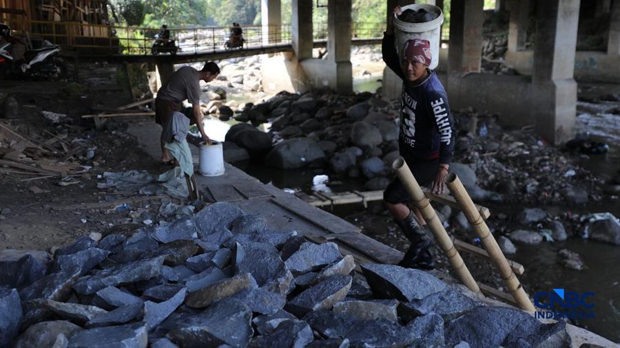 Kondisi debit air aliran sungai di Bendung Katulampa di Kecamatan Bogor Timur, Kota Bogor, Jawa Barat yang mengering akibat musim kemarau, Selasa (21/7/2026). (CNBC Indonesia/Tri Susilo)
