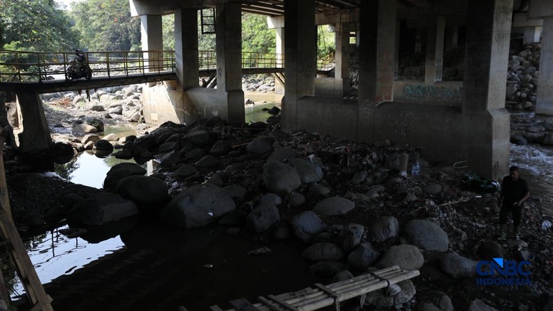 Kondisi debit air aliran sungai di Bendung Katulampa di Kecamatan Bogor Timur, Kota Bogor, Jawa Barat yang mengering akibat musim kemarau, Selasa (21/7/2026). (CNBC Indonesia/Tri Susilo)