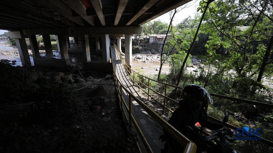 Kondisi debit air aliran sungai di Bendung Katulampa di Kecamatan Bogor Timur, Kota Bogor, Jawa Barat yang mengering akibat musim kemarau, Selasa (21/7/2026). (CNBC Indonesia/Tri Susilo)