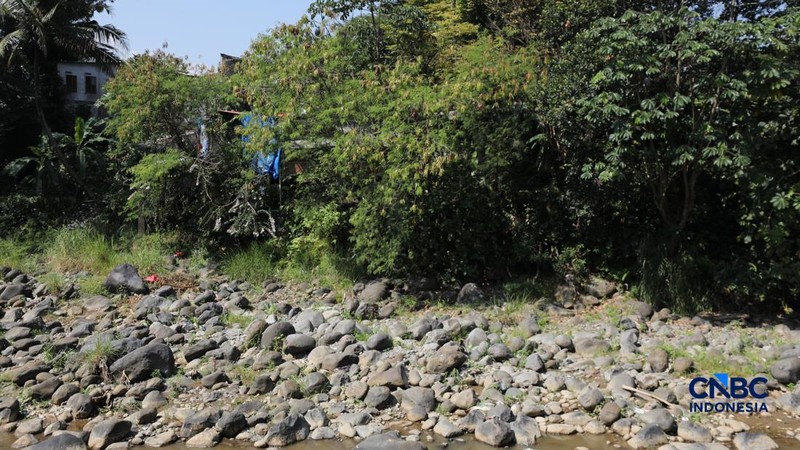 Kondisi debit air aliran sungai di Bendung Katulampa di Kecamatan Bogor Timur, Kota Bogor, Jawa Barat yang mengering akibat musim kemarau, Selasa (21/7/2026). (CNBC Indonesia/Tri Susilo)