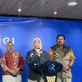 Menteri Komdigi Meutya Hafid saat ditanya mengapa ketiga opsel menangkan lelang dua frekuensi, di Jakarta, Selasa (21/7/2026). (CNBC Indonesia/Novina)