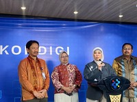 Menteri Komdigi Meutya Hafid saat ditanya mengapa ketiga opsel menangkan lelang dua frekuensi, di Jakarta, Selasa (21/7/2026). (CNBC Indonesia/Novina)