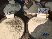 Pantauan harga pangan di Pasar Rumput, Jakarta Selatan, Selasa (21/7/2026). (CNBC Indonesia/Martyasari Rizky)