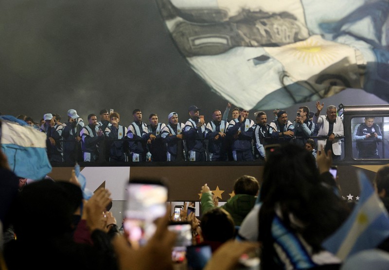 Tampak dari udara para pemain Argentina disambut ribuan suporter saat tiba di Buenos Aires setelah kalah dari Spanyol pada final Piala Dunia FIFA 2026, Senin (20/7/2026).  (REUTERS/Matias Baglietto)