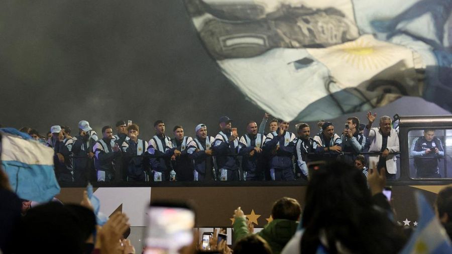 Para pemain Argentina melambaikan tangan kepada para suporter saat tiba di markas Asosiasi Sepak Bola Argentina (AFA) di pinggiran Buenos Aires setelah kalah dari Spanyol pada final Piala Dunia FIFA 2026, Senin (20/7/2026).