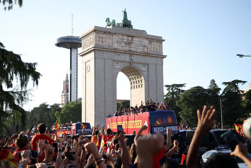 Ribuan suporter Spanyol memadati Plaza de Cibeles di Madrid untuk merayakan keberhasilan tim nasional menjuarai Piala Dunia FIFA 2026 dalam parade kemenangan, Senin (20/7/2026). (REUTERS/Nacho Doce)