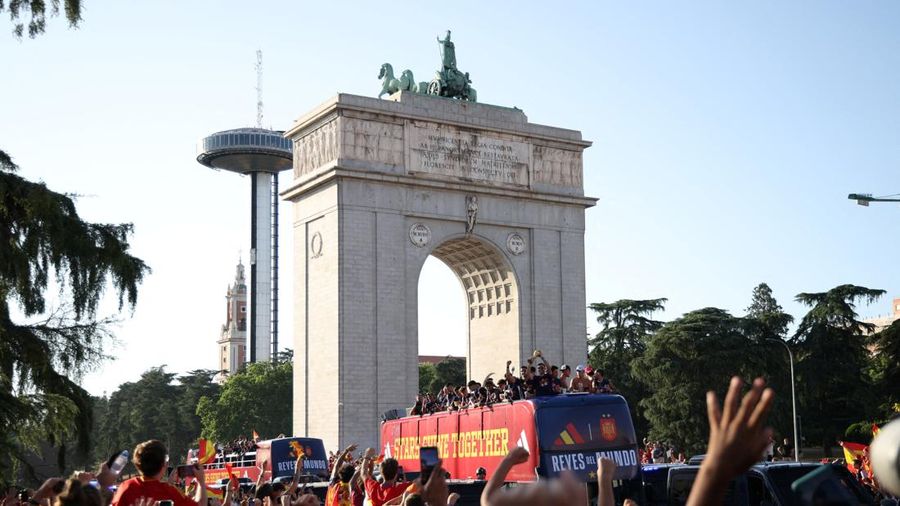 Para pemain Spanyol mengarak trofi Piala Dunia FIFA 2026 saat parade kemenangan di Madrid, dengan Monumen Arco de la Victoria tampak di latar belakang, Senin (20/7/2026).