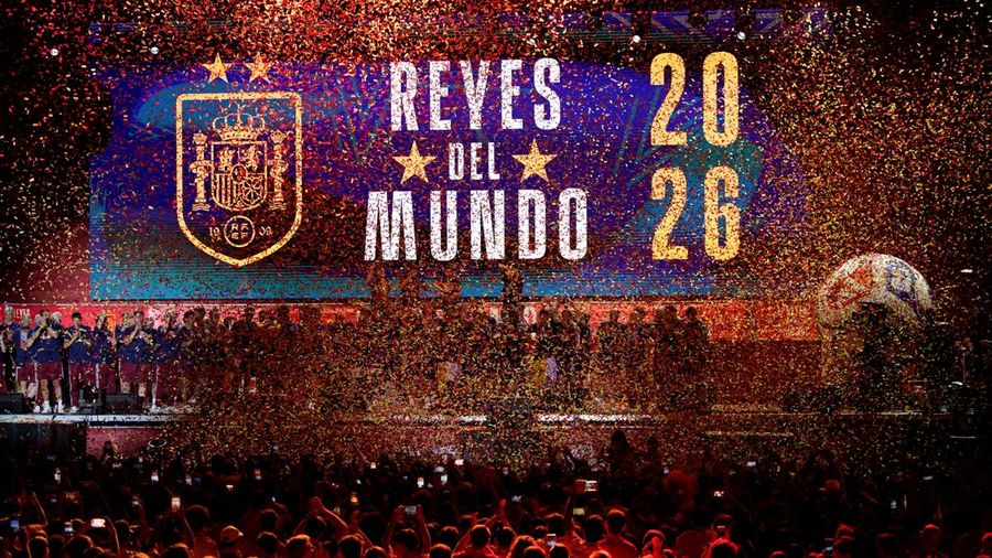 Para pemain Spanyol merayakan gelar juara Piala Dunia FIFA 2026 di atas panggung Plaza de Cibeles, Madrid, bersama ribuan suporter yang memadati lokasi usai parade kemenangan, Senin (20/7/2026).