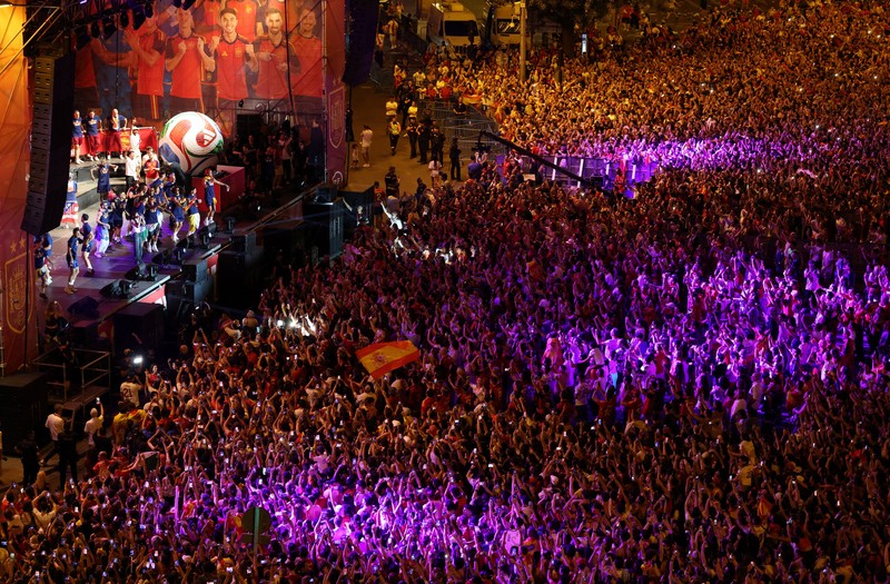 Ribuan suporter Spanyol memadati Plaza de Cibeles di Madrid untuk merayakan keberhasilan tim nasional menjuarai Piala Dunia FIFA 2026 dalam parade kemenangan, Senin (20/7/2026). (REUTERS/Nacho Doce)