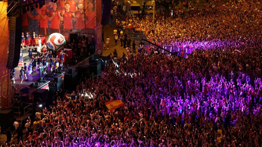 Para pemain Spanyol merayakan gelar juara Piala Dunia FIFA 2026 di atas panggung Plaza de Cibeles, Madrid, disaksikan ribuan suporter yang memadati lokasi usai parade kemenangan, Senin (20/7/2026).