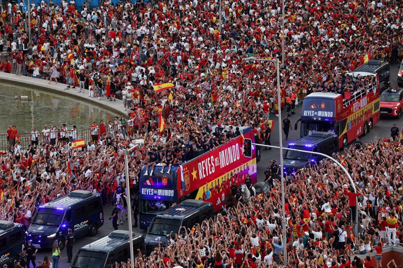 Ribuan suporter Spanyol memadati Plaza de Cibeles di Madrid untuk merayakan keberhasilan tim nasional menjuarai Piala Dunia FIFA 2026 dalam parade kemenangan, Senin (20/7/2026). (REUTERS/Nacho Doce)