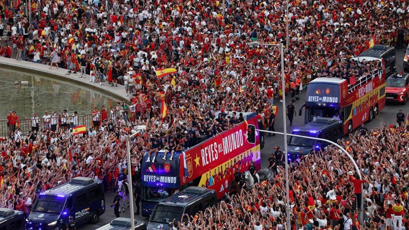 Para pemain Spanyol merayakan keberhasilan menjuarai Piala Dunia FIFA 2026 saat mengikuti parade kemenangan di Madrid, Spanyol, Senin (20/7/2026).
