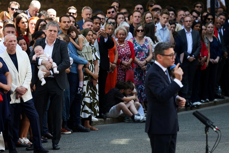 Perdana Menteri Inggris yang baru dilantik, Andy Burnham, menyampaikan pidato di luar 10 Downing Street setelah resmi menjabat, di London, Inggris, 20 Juli 2026. (REUTERS/Isabel Infantes)